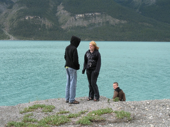 Erik, Isabella and Karl at the shores of Muncho Lake